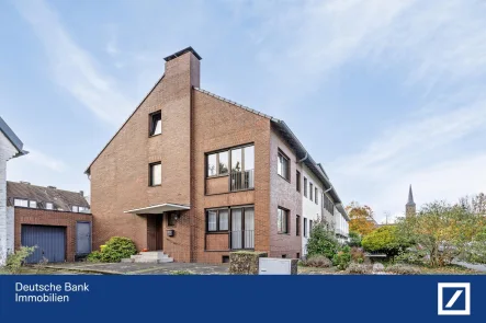 Hausansicht - Haus kaufen in Düsseldorf - Exklusiv und ruhig gelegen: Charmantes REH nähe Rheinallee, 6 Zi., Terrasse, Garten, Garage 