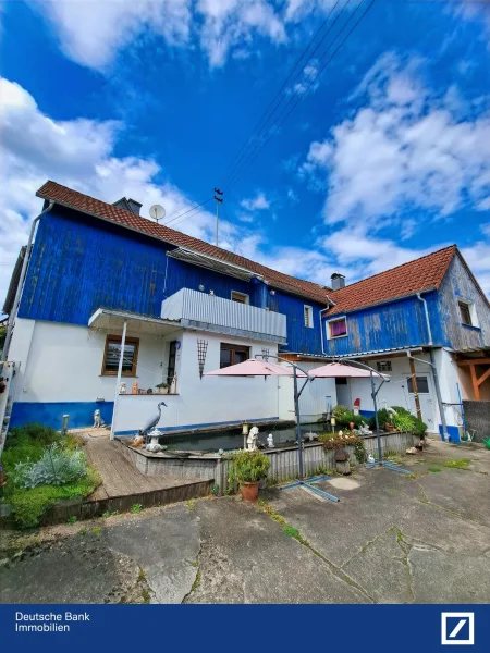 Hausansicht vom Hof - Haus kaufen in Hünstetten - Machen Sie es zu Ihrem eigenen Schmuckstück! Großes Haus mit Hof, Garten und schönem Nebengebäude  