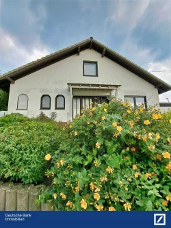 Hausansicht Eingang - Haus kaufen in Horhausen - Wohlfühlarchitektur mit schönem Garten und Garage in hervorragender Wohnlage! 