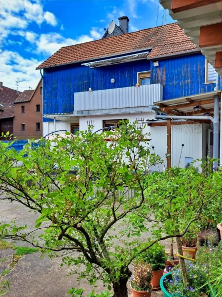 Haus seitlich mit Balkon