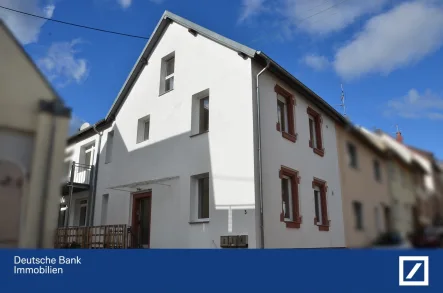 Hausansicht - Haus kaufen in Hirschberg - Attraktives MFH mit 3 Wohneinheiten und stabiler Rendite