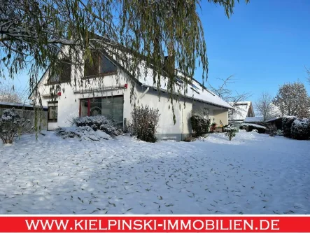 Objektansicht Winter - Haus kaufen in Buchholz - Wohnen auf einer Ebene + Einliegerwohnung im OG in Dibbersenzwei Terrassen & Doppelgarage