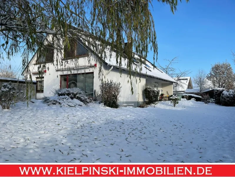 Objektansicht Winter - Haus kaufen in Buchholz - Wohnen auf einer Ebene + Einliegerwohnung im OG in Dibbersenzwei Terrassen & Doppelgarage