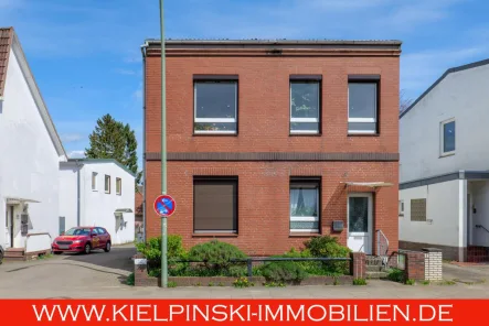 Straßenansicht - Haus kaufen in Elmshorn - ! Renovierungsbedürftiges Wohnhaus mit Einliegerwohnung !