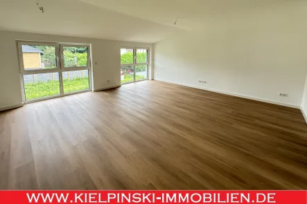 Helles Wohnzimmer - Wohnung kaufen in Hamburg - 1. OG = Endetage / Neubau/Erstbezug / 3-Zimmer-ETW mit kleinem, eigenem Garten