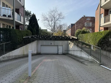 Einfahrtshöhe ca. 1,98 m - Garage/Stellplatz mieten in Hamburg - Tiefgaragenstellplatz in Iserbrook/Grenze Blankenese