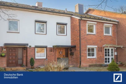 Außenansicht - Haus kaufen in Hamburg - Charmantes Mittelreihenhaus mit Weitblick in Hamburg - Bramfeld