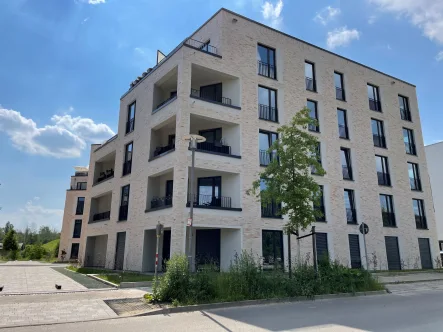 Hausansicht  - Wohnung mieten in Leipzig - Großzügige 4-Raumwohnung mit Einbauküche am Lindenauer Hafen