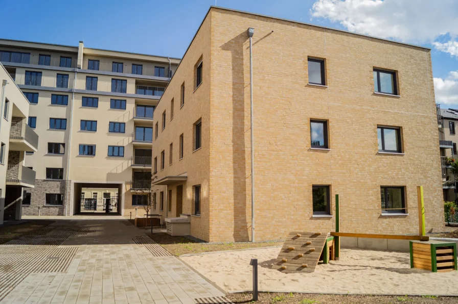 Hausansicht Innenhof  - Wohnung mieten in Dresden - Helle 2-Raumwohnung mit großzügiger Terrasse und Einbauküche 