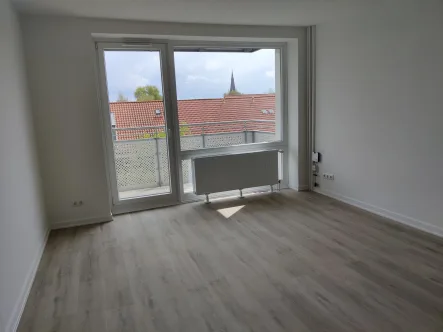 Wohnzimmer - Ansicht 1 - Wohnung mieten in Hamburg - Modernisiertes Single-Apartment in Ottensen