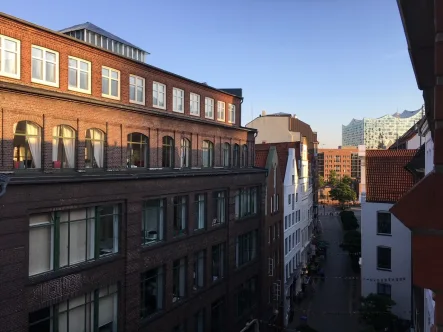 Blick  zur Straße - Wohnung mieten in Hamburg - Zentrale Dachgeschosswohnung im Zentrum von Hamburg! 