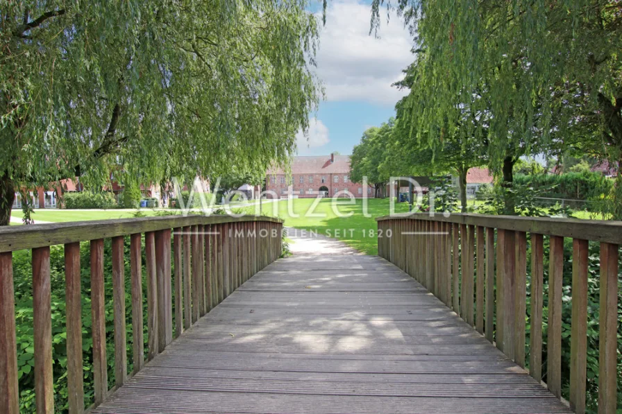 Schloss-Brücke über die Osterau