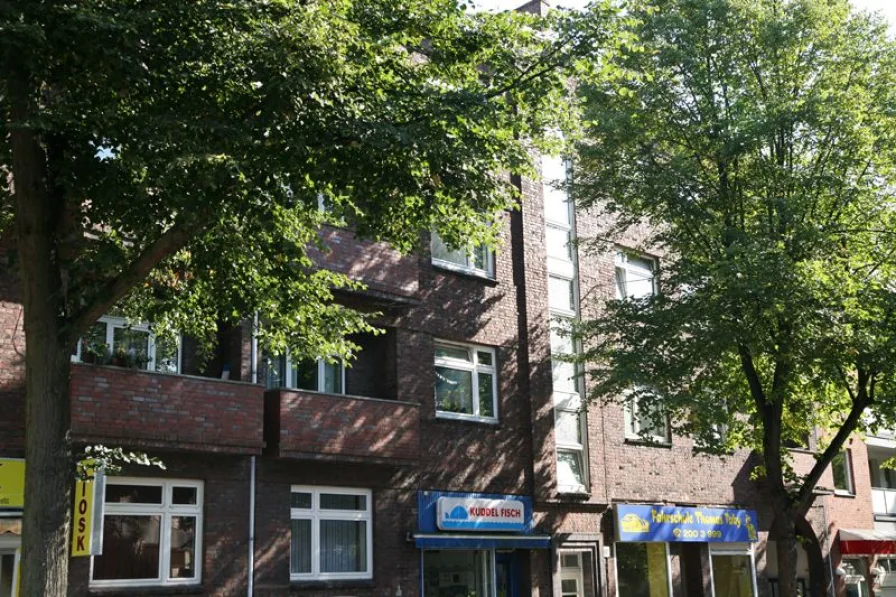 Außenansicht - Wohnung mieten in Hamburg - Großzügige 2-Zimmerwohnung mit zwei Balkonen und Fischgrätparkett