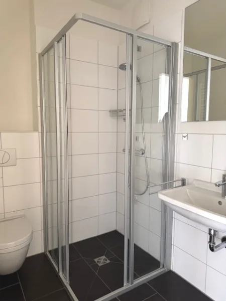 Badezimmer mit Duschbad