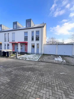 Straßenansicht - Wohnung mieten in Düsseldorf - Helles Reiheneckhaus