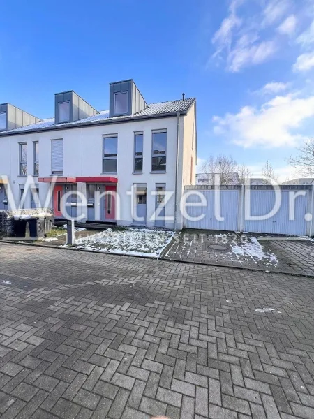 Straßenansicht - Haus mieten in Düsseldorf - Helles Reiheneckhaus mit eigener Garage und Garten!