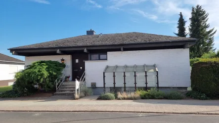 Eingangsbereich - Haus kaufen in Bad Sobernheim - Bungalow mit Einliegerwohnung, großzügig, gepflegt in Bad Sobernheim zu verkaufen