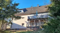 Haus mit Terrasse und Balkon