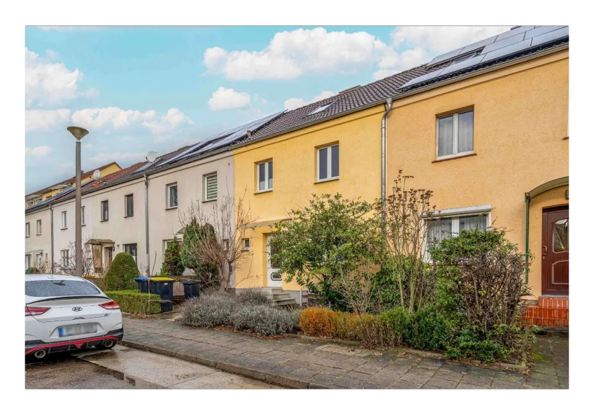 Hausansicht - Haus kaufen in Potsdam - Familienfreundliches Reihenmittelhaus mit Garten, Keller, Stellplatz & Studio in begehrter Lage