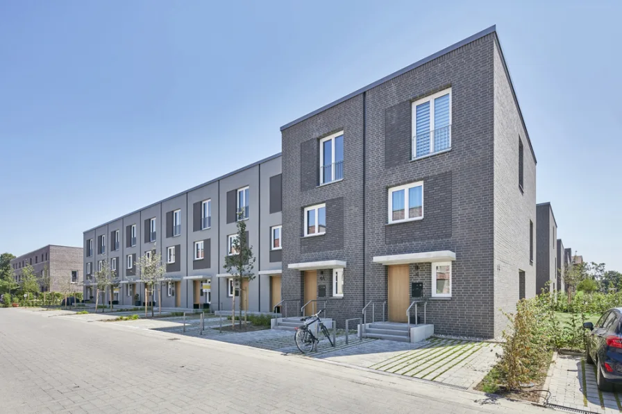 Vorderansicht - Haus kaufen in Hannover - Stadthaus mit PKW-Stellplatz direkt vor der Haustür in der schönen List