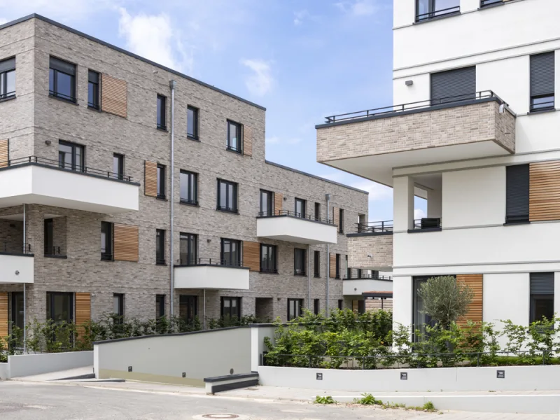 Außenansicht Haus A & Haus B - Wohnung mieten in Wolfsburg - * 3 Jahre keine Mieterhöhung * Niedliche Wohnung mit ca. 21 m² Süd-West-Terrasse