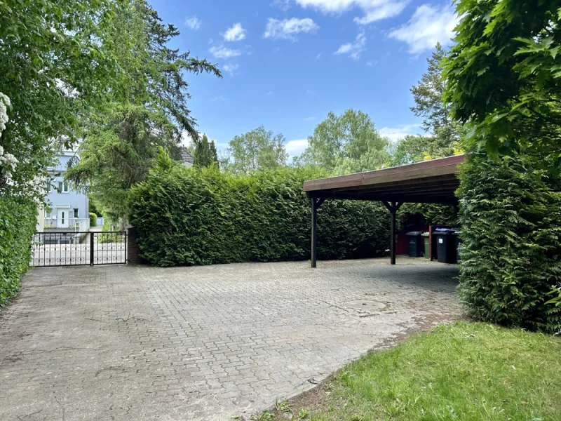 Einfahrt mit Doppelcarport