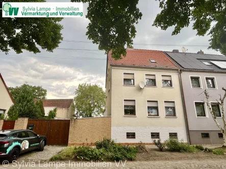 Straßenansicht - Haus kaufen in Magdeburg - DHH-Einfamilienhaus in idyllischer Stadtrandlage in Magdeburg Pechau - ideal für junge Familien