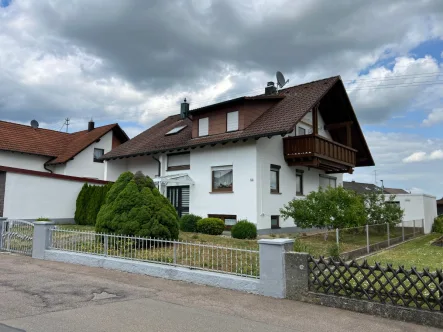 Ansicht - Haus kaufen in Giengen - gepflegtes Zweifamilienhaus mit 3 Garagen in Giengen-Burgberg zu verkaufen.