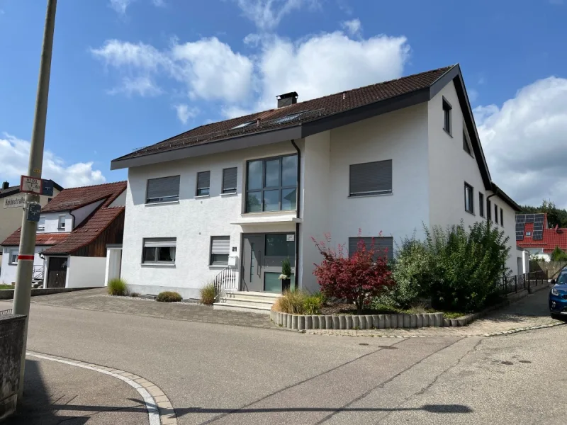 Ansicht - Haus kaufen in Heidenheim - großes und sehr gepflegtes Zweifamilienhaus in Heidenheim-Schnaitheim zu verkaufen.