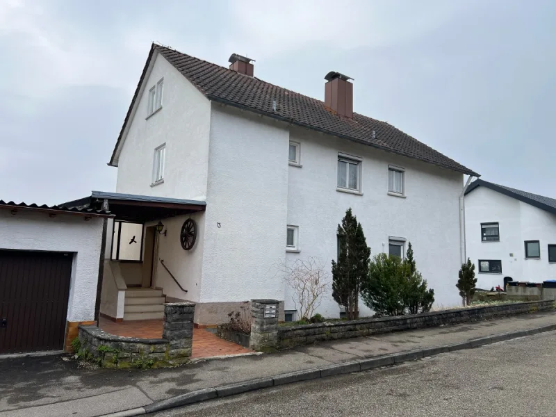 Ansicht - Haus kaufen in Heidenheim - Zweifamilienhaus mit viel Potential und Ausbaureserve am Zanger Berg in Heidenheim zu verkaufen