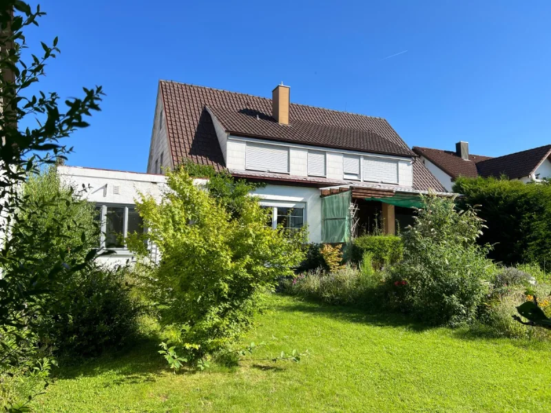 Ansicht - Haus kaufen in Aalen - großes Einfamilienhaus/Mehrgenerationenhaus mit großem, wunderschönem Garten in Aalen zu verkaufen.