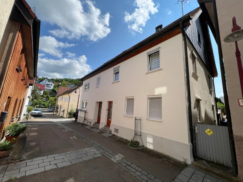 Ansicht - Haus kaufen in Aalen - Doppelhaushälfte/Zweifamilienhaus im Zentrum von Aalen-Unterkochen zu verkaufen.