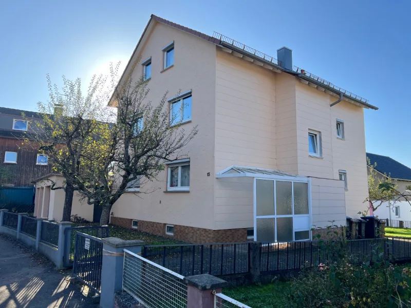 Ansicht - Haus kaufen in Heidenheim - gepflegtes Mehrfamilienhaus mit 3 Wohnungen und einem Apartment in Heidenheim zu verkaufen.