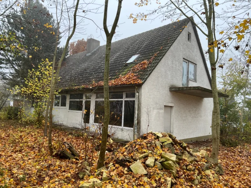 Ansicht - Haus kaufen in Neresheim - Abriss oder Kernsanierung! Einfamilienhaus mit Doppelgarage in Neresheim-Ohmenheim zu verkaufen.