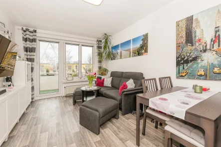 Wohnzimmer - Wohnung kaufen in Berlin - Freie 3-Zimmer-Wohnung mit Balkon in Berlin-Pankow!