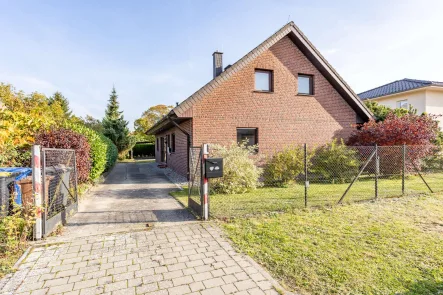 Hausansicht - Haus kaufen in Panketal - Modernisiertes Einfamilienhaus mit über 1.300m² Grundstück und Gästehaus in Panketal!