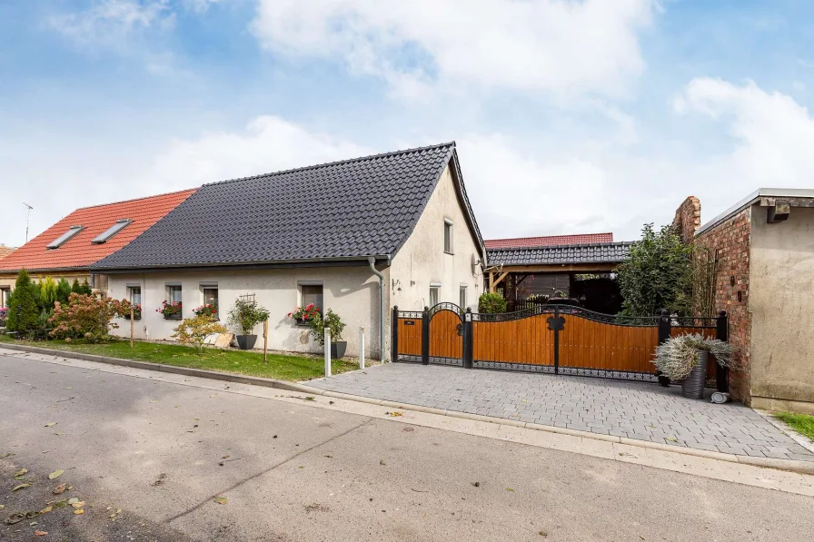 Ansicht von der Straße - Haus kaufen in Zeschdorf - Einfamilienhaus mit großem Grundstück, Pool und Scheune in Neu Zeschdorf!