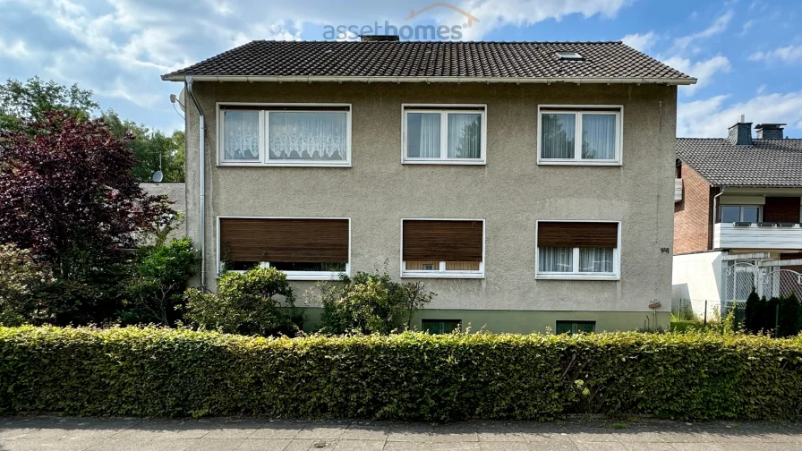 Außenansicht von der Straße - Haus kaufen in Bielefeld - Handwerkertraum in BI-Südwestfeld/Ummeln - Zweifamilienhaus mit großem Grundstück