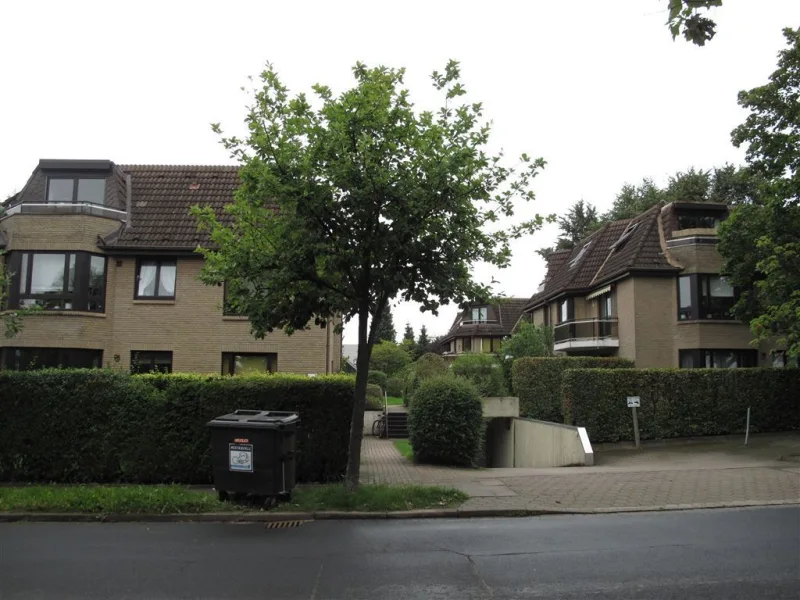 Straßenansicht - Wohnung mieten in Ahrensburg - Frisch renovierte Erdgeschosswohnung mit großzügiger Terrasse - Nähe Zentrum Ahrensburg