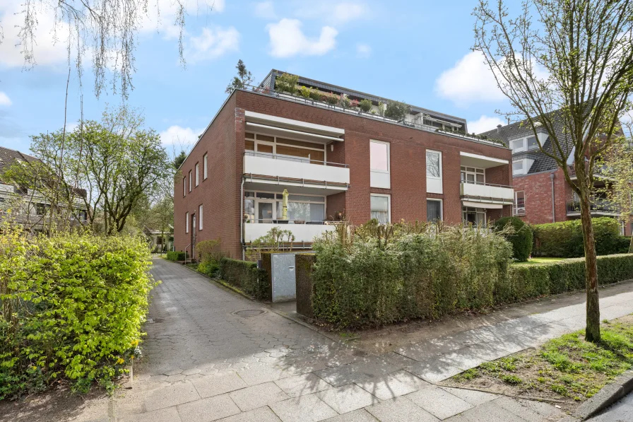Hausansicht - Wohnung kaufen in Hamburg - Großzügig und hell, mit Einzelgarage, in bevorzugter Wohnlage von Alt-Rahlstedt