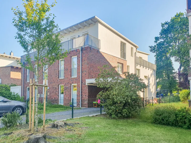 Titelbild - Wohnung kaufen in Hamburg - ,,Neuwertig und lichtdurchflutet!"Attraktives Penthouse in bevorzugt grüner Lage von Hamburg-Sülldorf