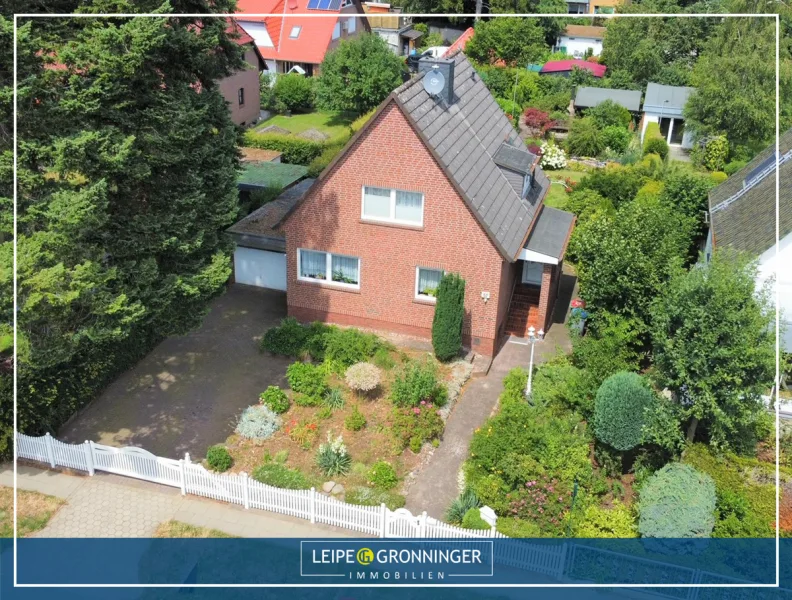 Titelbild - Haus kaufen in Hamburg / Rahlstedt - Charmantes Einfamilienhaus mit viel Potenzial für die gesamte Familie