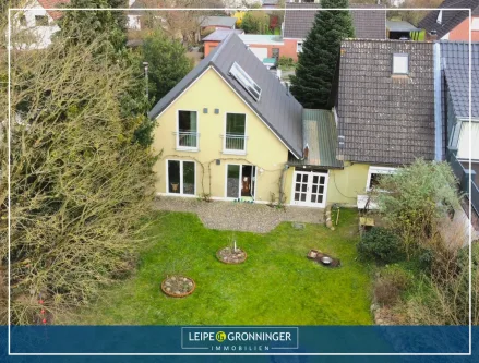 Titelbild - Haus kaufen in Hamburg - Charmantes Doppelhaus mit modernem Wohnkonzept und Gartenidylle in Hamburg-Jenfeld