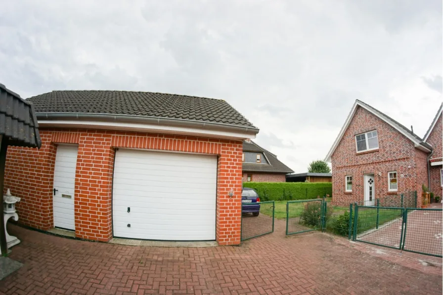 Garage und Hausansicht