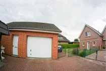 Garage und Hausansicht