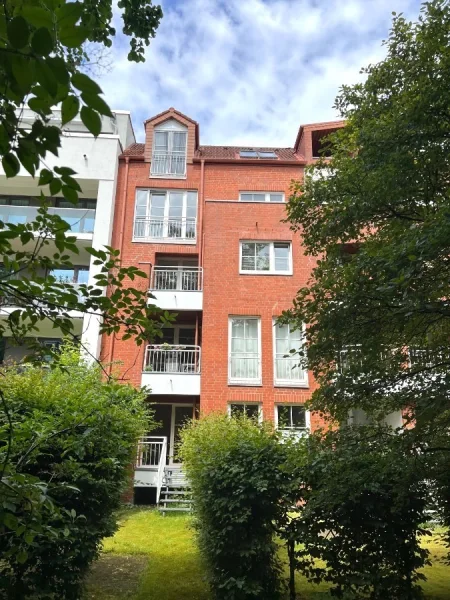 Ansicht aus dem Garten - Wohnung kaufen in Hamburg - Erdgeschoss in Eppendorf mit eigenem Gartenanteil, Loggia und TG Stellplatz.