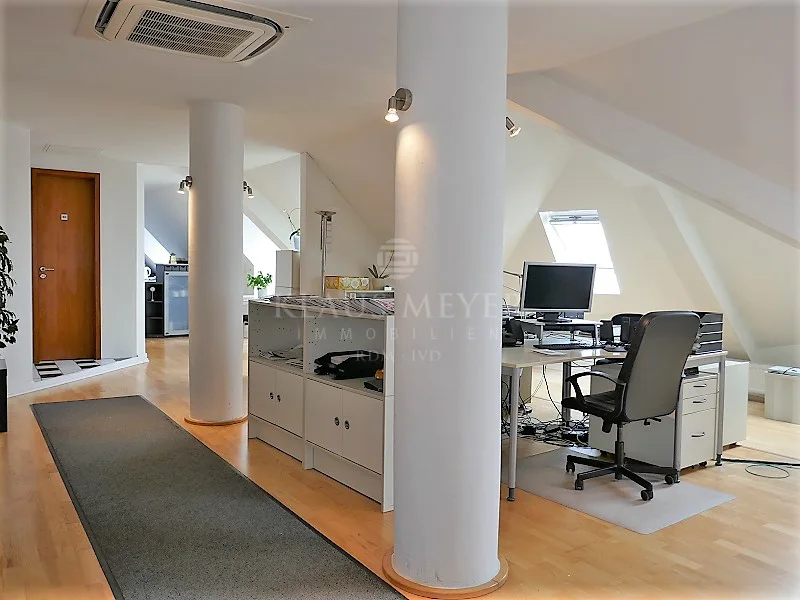 im Büro - Büro/Praxis mieten in Hamburg - DACHTERRASSE - 6. OG, individuelles DG mit Dusche, Holzboden, Klimaanlage etc., provisionsfrei