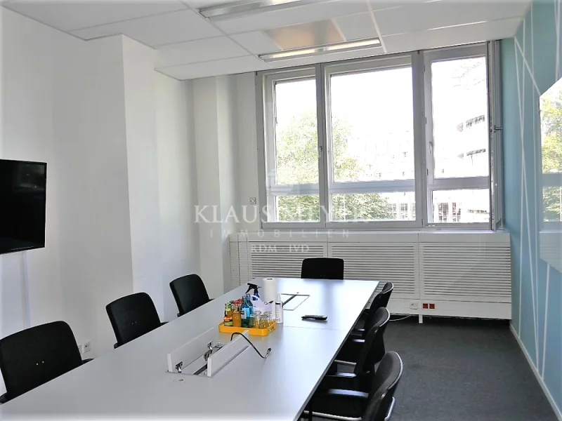 im Büro, 637m²