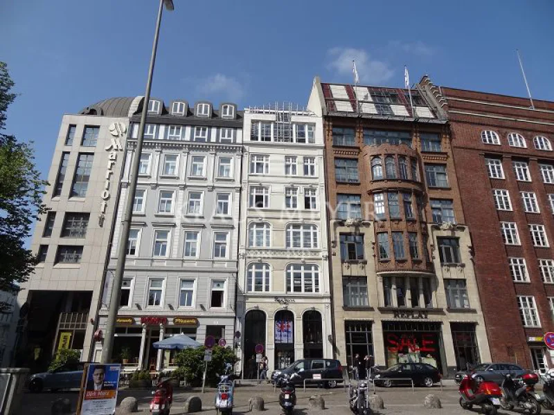 Ansicht + Umfeld - Büro/Praxis mieten in Hamburg - Lessing Haus - Blick Gänsemarkt - Büros mit hohen Decken über 3 m - provisionsfrei