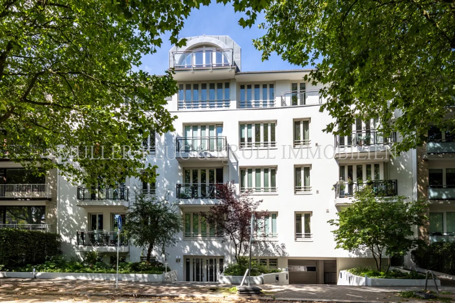 Hausansicht - Wohnung kaufen in Hamburg - Hochparterre mit großer Terrasse in den Garten